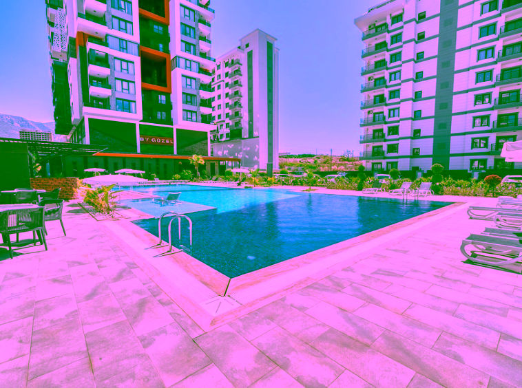 Luxuswohnanlage mit Infinity-Pool und moderner Fassade in Mahmutlar