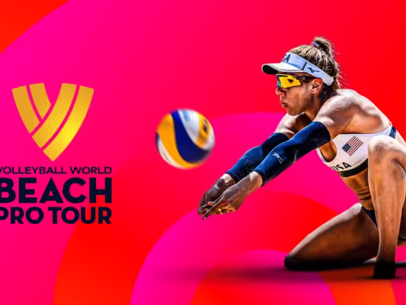 Beachvolleyballspielerin bei der Beach Pro Tour mit Volleyball in Aktion vor rotem Hintergrund