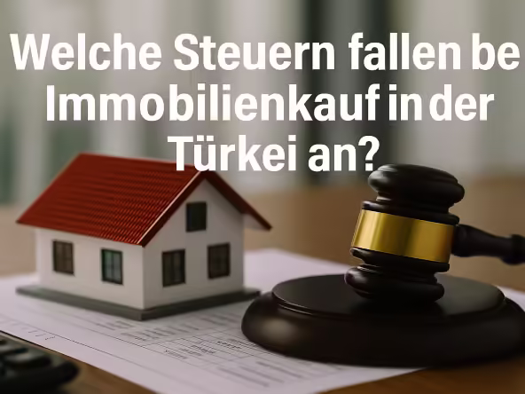 Miniaturhaus mit türkischer Flagge und Steuerformular – Symbolbild für Immobilienkauf Türkei Steuer