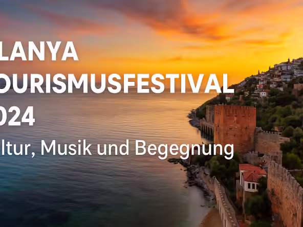 Panoramabild vom Sonnenuntergang über Alanya mit Blick auf den Roten Turm und das Mittelmeer, mit Text zum Alanya Tourismusfestival 2025