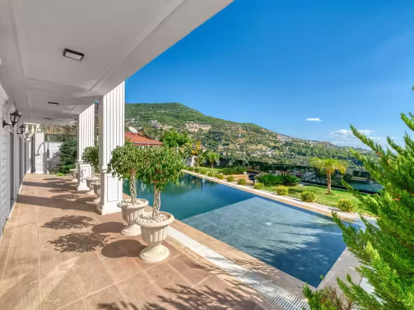 Ferienimmobilien in Alanya kaufen – exklusive Villa mit Meerblick und Pool