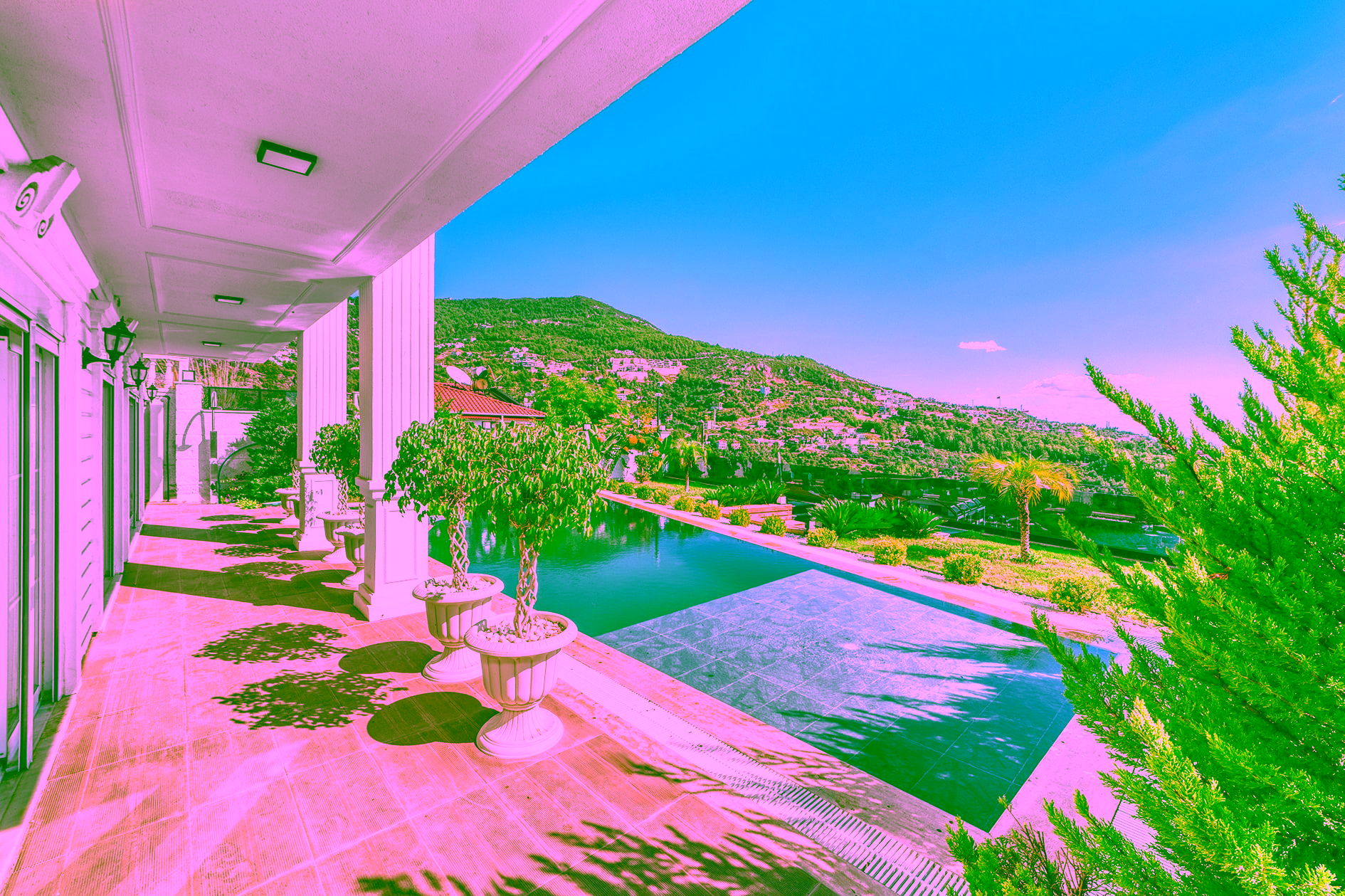 Ferienimmobilien in Alanya kaufen – exklusive Villa mit Meerblick und Pool