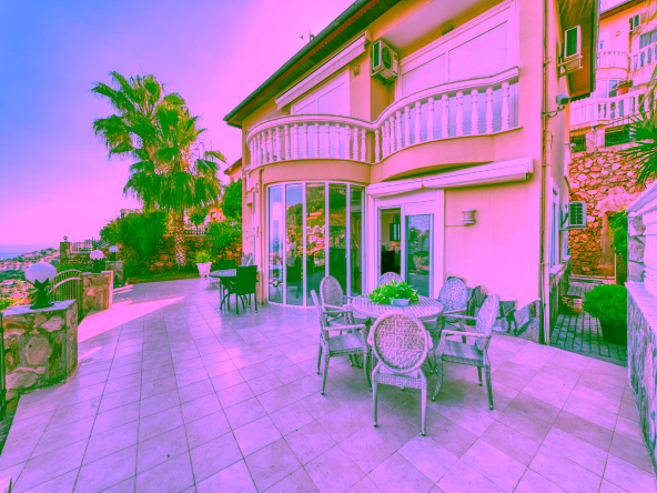 Luxusvilla mit Meerblick und großer Terrasse in Alanya Tepe