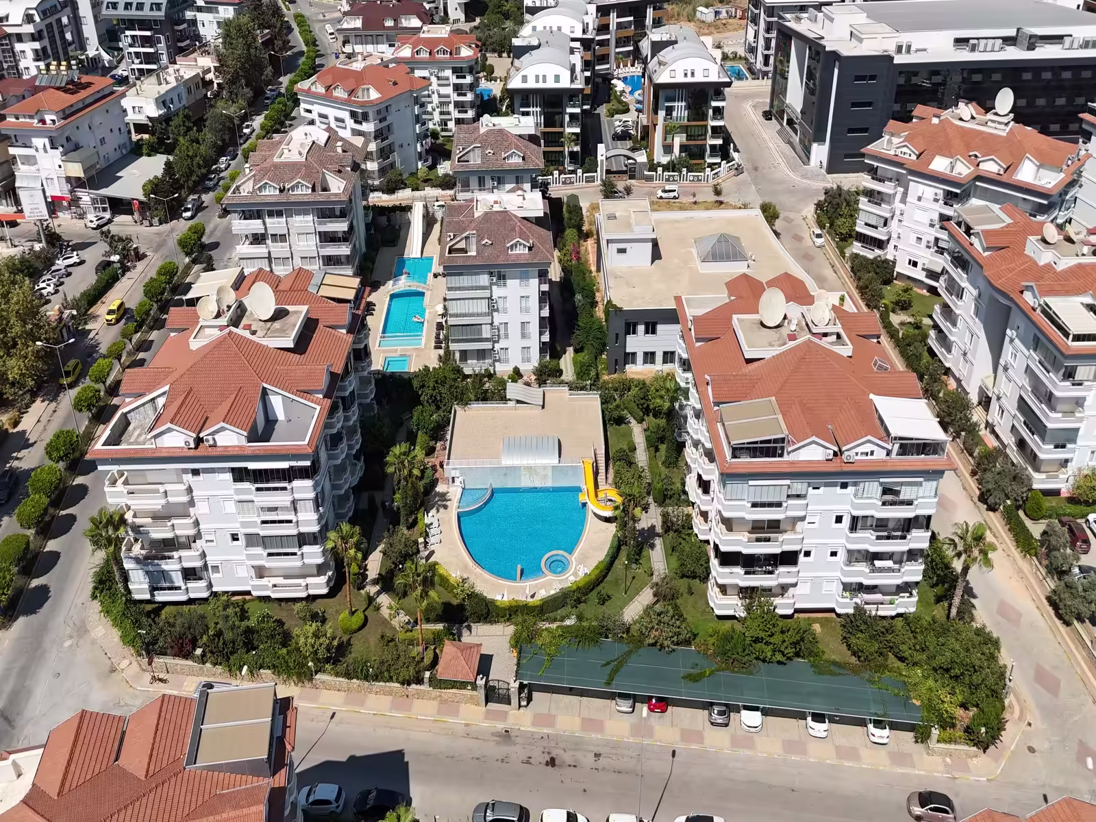 3-Zimmer-Eigentumswohnung kaufen in Alanya Oba im Oba Crown Komplex mit Pool, Garten und zentraler Lage