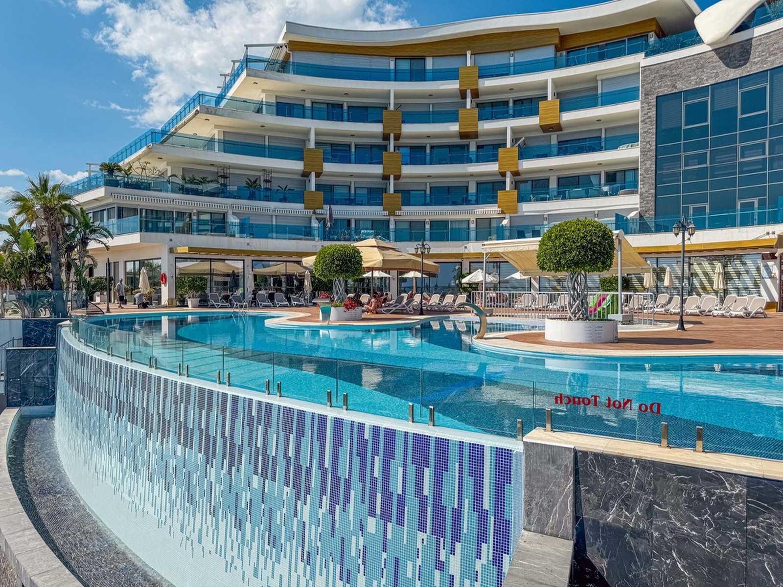 Admiral Luxuswohnungen Alanya Konaklı – modernes Wohngebäude mit Infinity Pool und exklusiver Architektur.