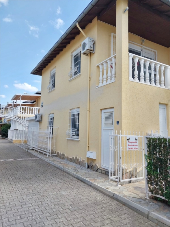 Außenansicht einer freistehenden Villa in Alanya in ruhiger Wohnstraße