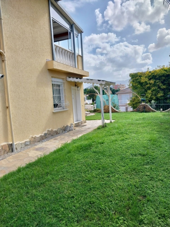 Außenbereich mit Garten einer freistehenden Villa in Alanya