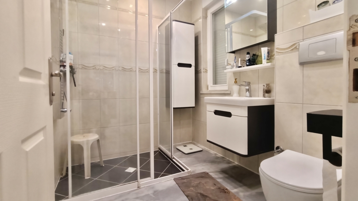 Badezimmer mit Dusche in einer freistehenden Villa in Alanya