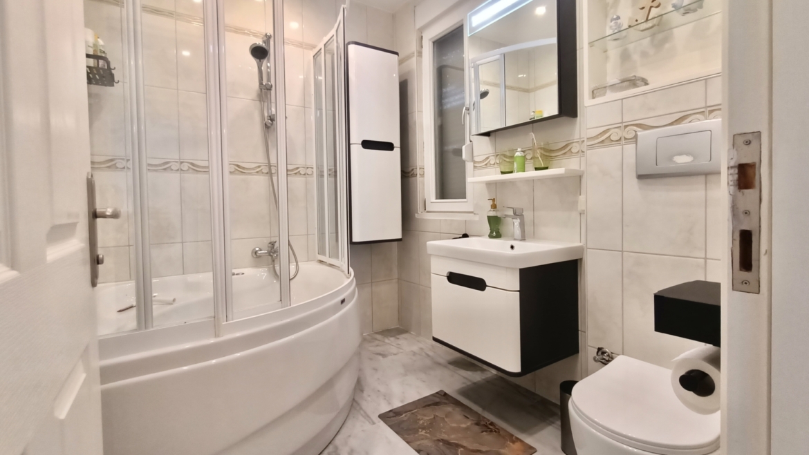 Modernes Badezimmer in einer freistehenden Villa in Alanya