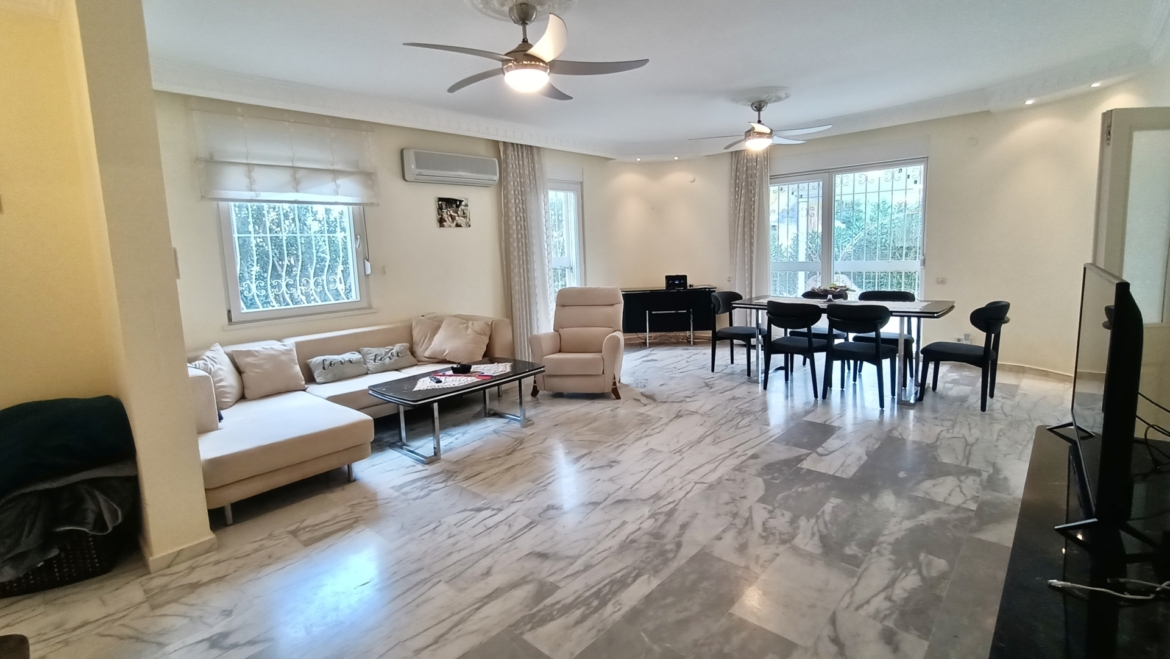 Esszimmerbereich in einer freistehenden Villa in Alanya mit viel Tageslicht