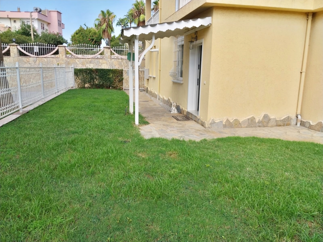 Garten- und Eingangsbereich einer freistehenden Villa in Alanya