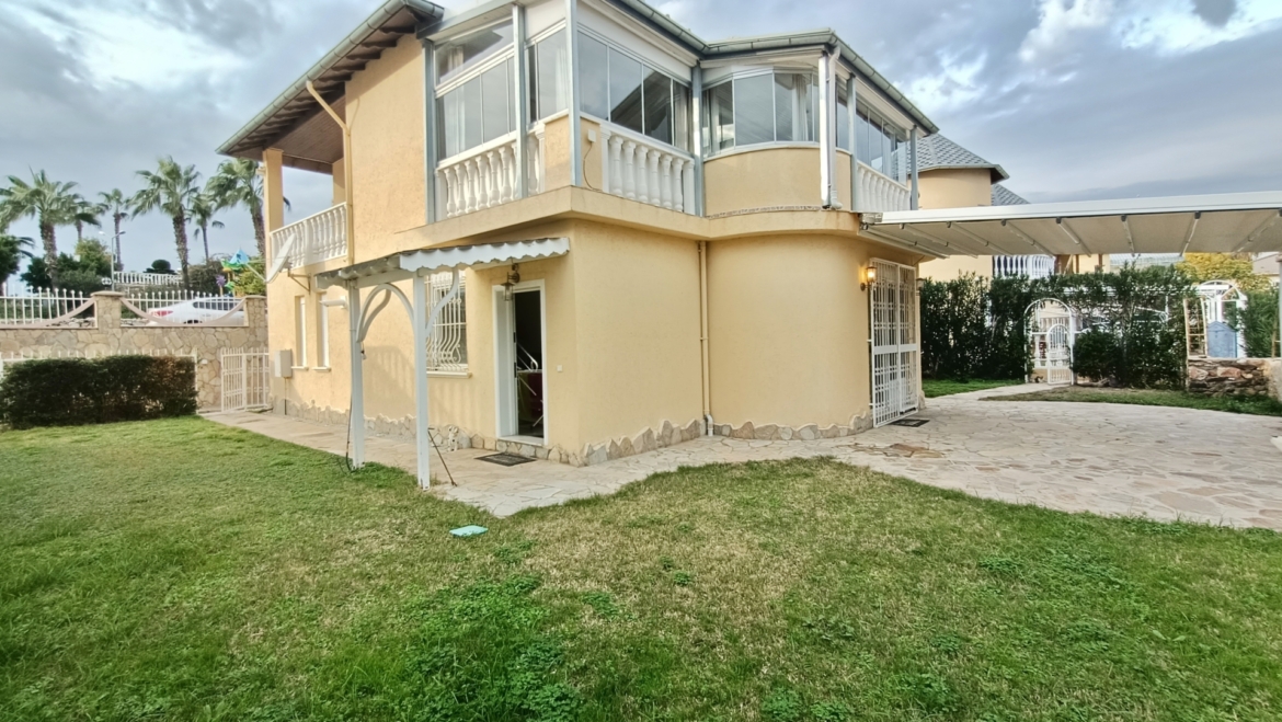 Garten und Terrasse einer freistehenden Villa in Alanya