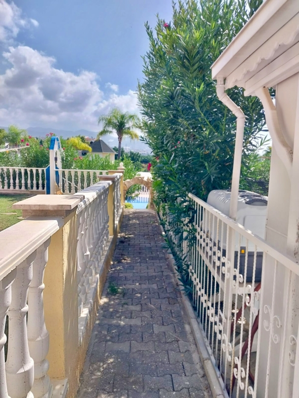 Gartenweg innerhalb einer Wohnanlage in Alanya