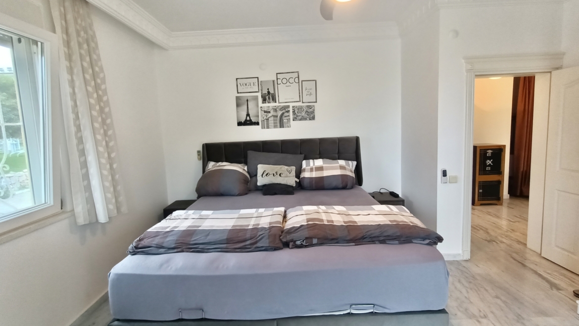 Hauptschlafzimmer mit Doppelbett in einer freistehenden Villa in Alanya