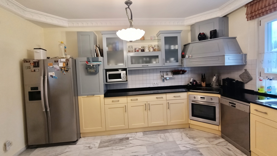 Separater Küchenbereich in einer freistehenden Villa in Alanya