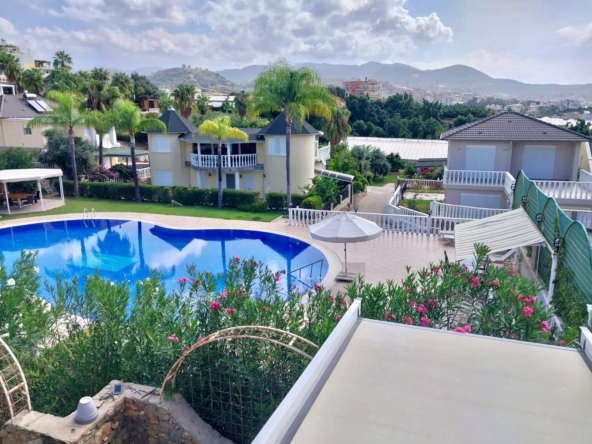 Poolblick und Umgebung einer Wohnanlage in Alanya