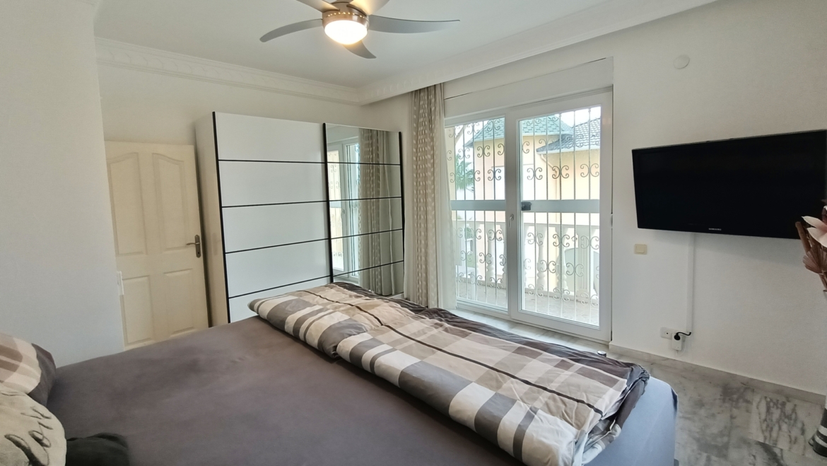 Schlafzimmer mit Balkonzugang in einer freistehenden Villa in Alanya