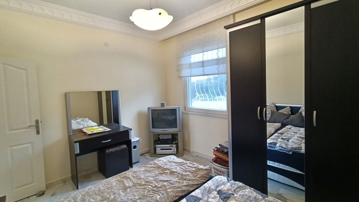 Schlafzimmer mit Kleiderschrank in einer freistehenden Villa in Alanya