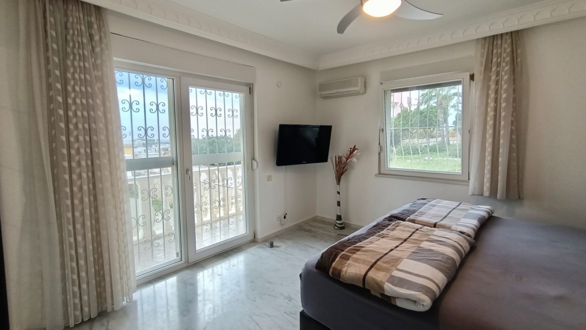 Schlafzimmer mit Gartenblick in einer freistehenden Villa in Alanya
