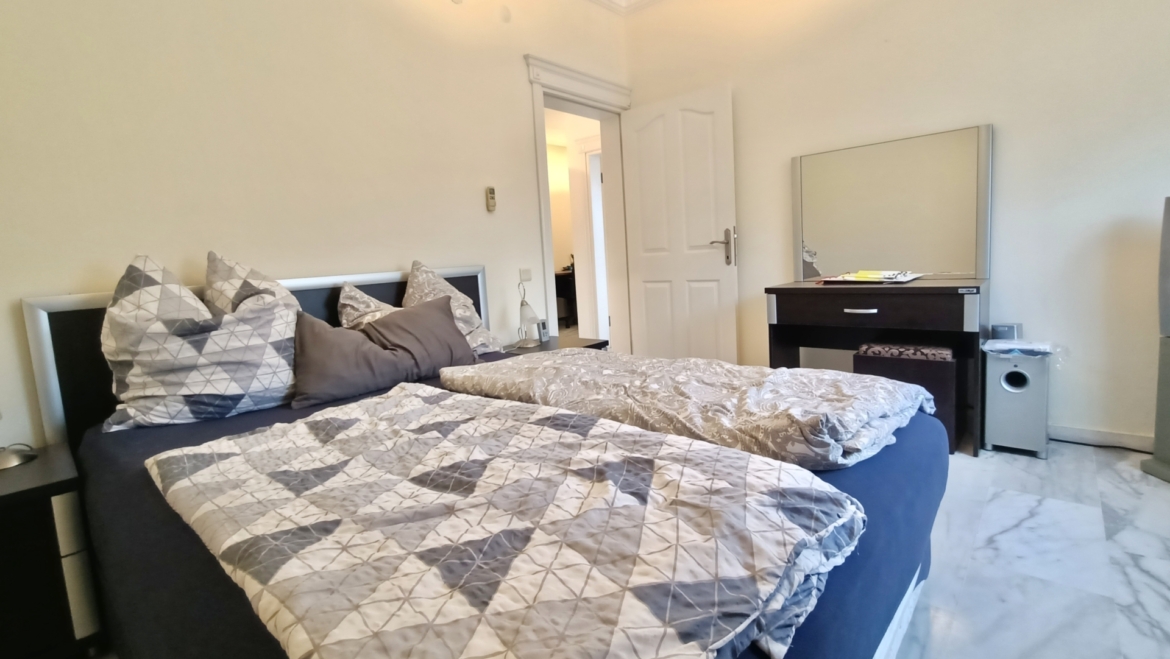 Schlafzimmer in einer freistehenden Villa in Alanya mit Tageslicht
