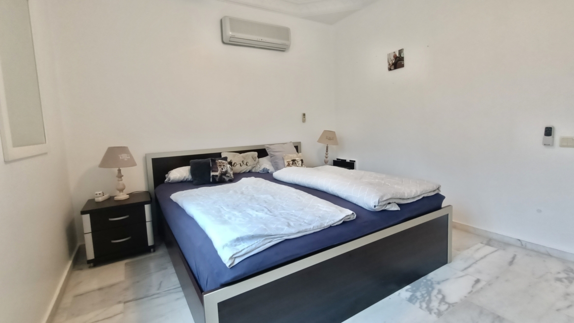 Helles Schlafzimmer in einer freistehenden Villa in Alanya
