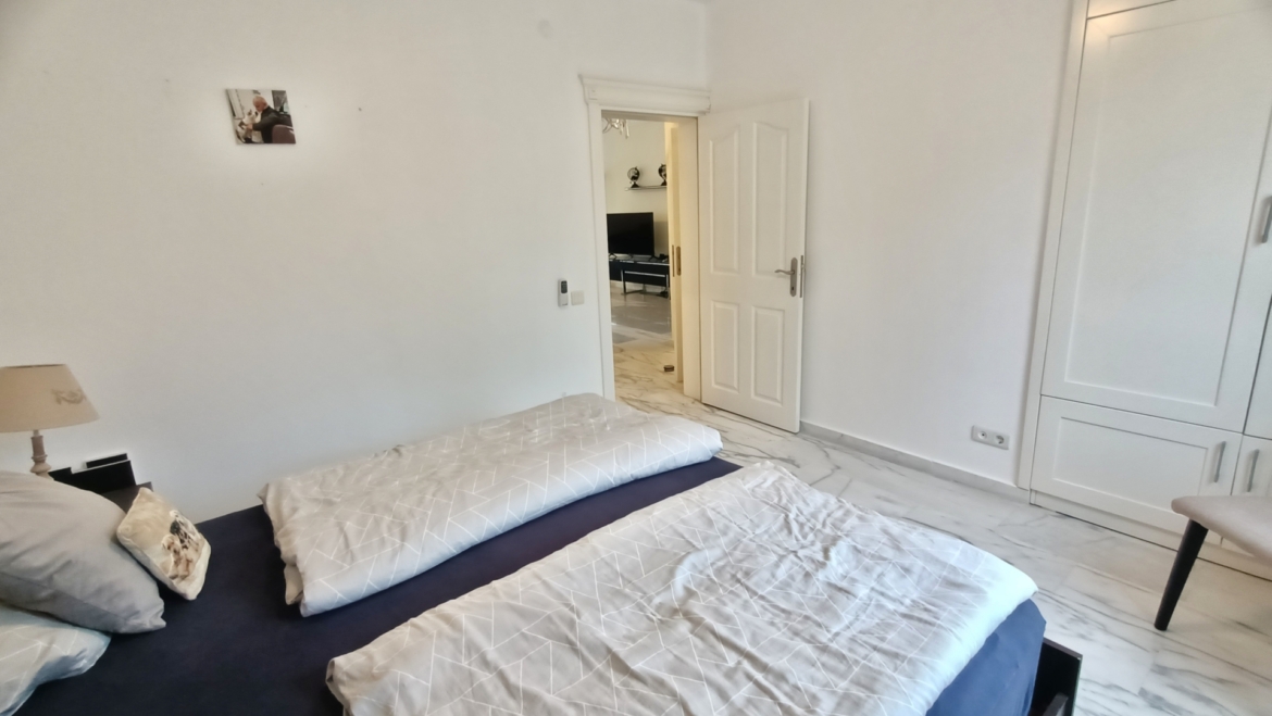 Schlafzimmer mit Blick zum Wohnbereich in einer freistehenden Villa Alanya
