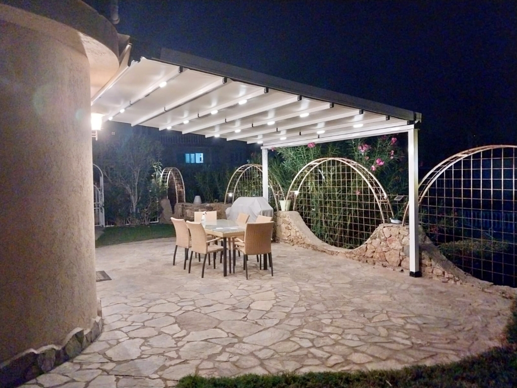 Terrasse mit Pergola in einer freistehenden Villa in Alanya am Abend