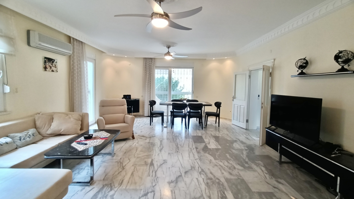 Freistehende Villa in Alanya mit großzügigem Wohn- und Essbereich für dauerhaftes Wohnen