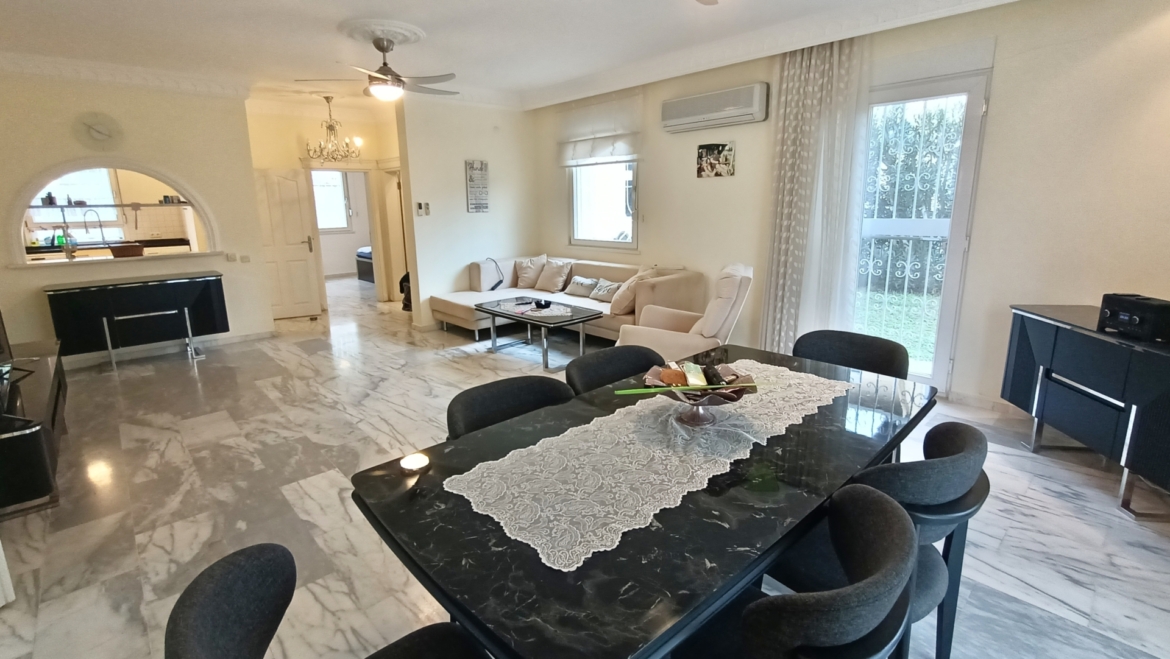 Wohnzimmer mit Durchgang zur Küche in einer freistehenden Villa in Alanya
