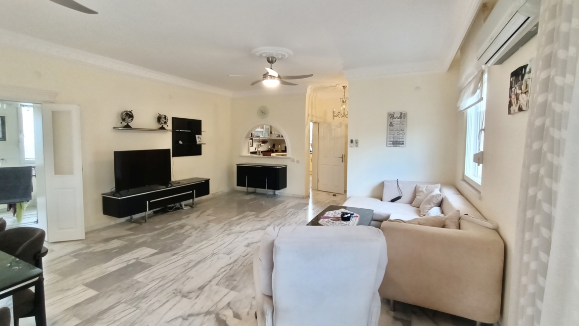Wohnzimmer mit TV-Bereich in einer freistehenden Villa in Alanya