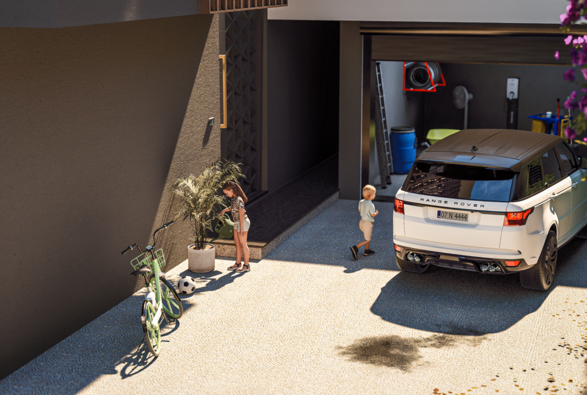 Garageneinfahrt der Luxusvilla Nehirsu 7 in Alanya mit Range Rover, Kindern und mediterraner Architektur.