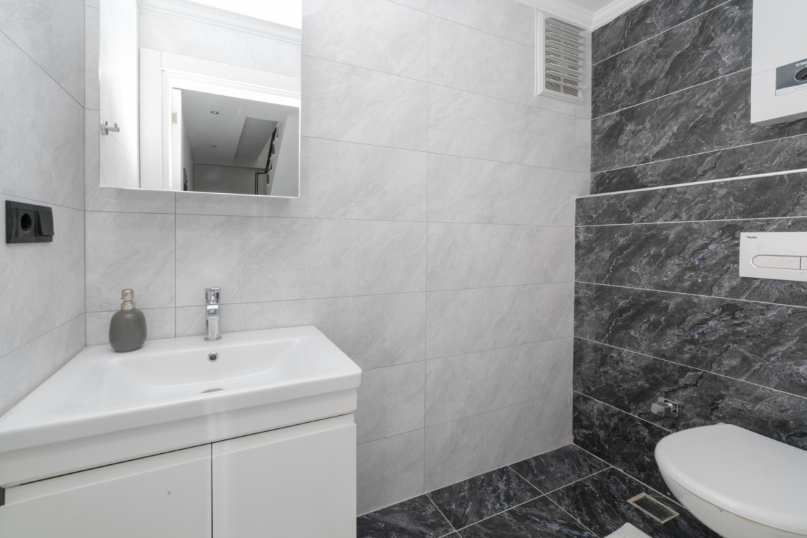 Modern bathroom in a 3-room apartment in Mahmutlar
