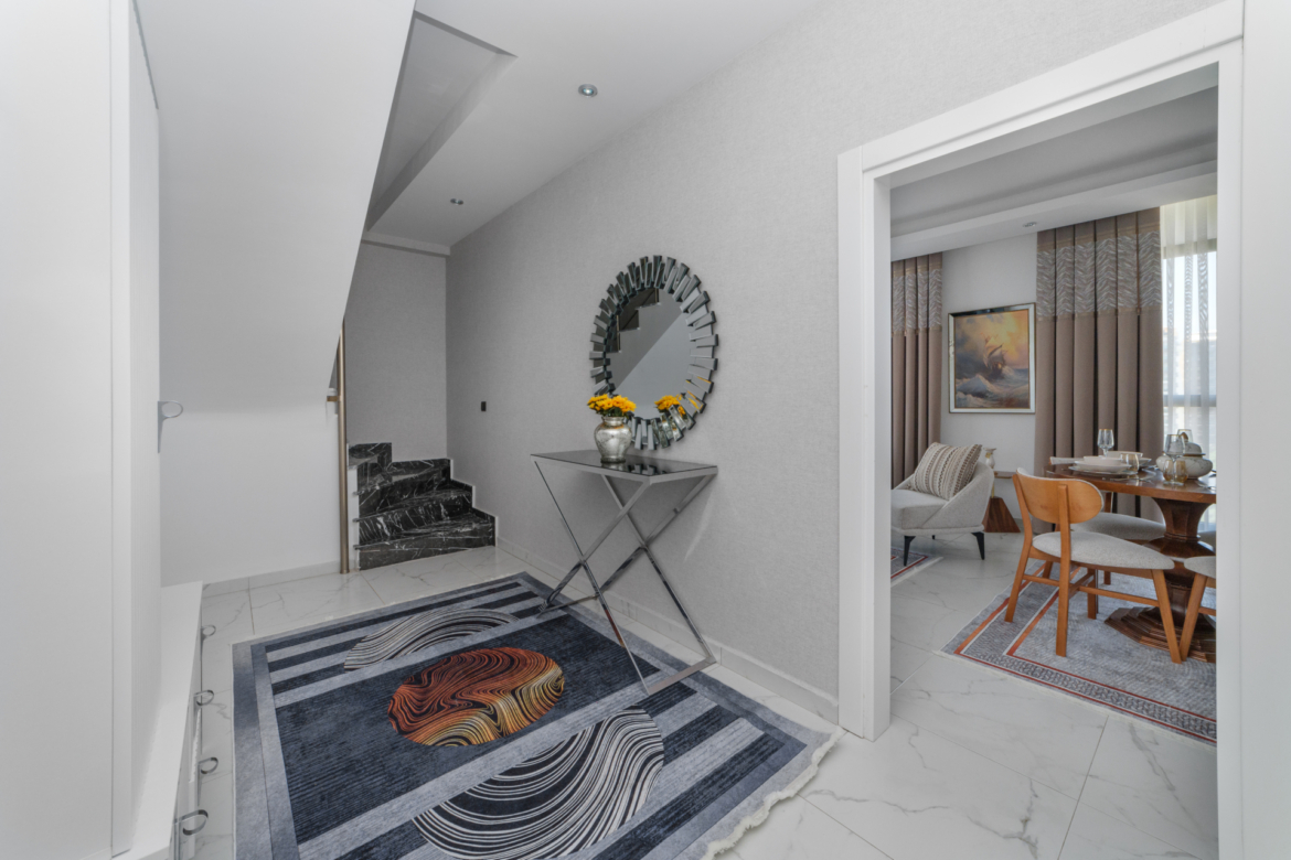 Entrance area with stairs in a 3-room apartment in Mahmutlar