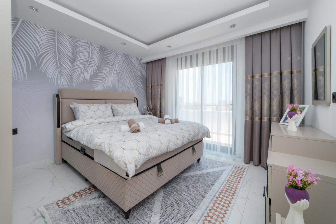Modern master bedroom in a 3-room apartment in Mahmutlar