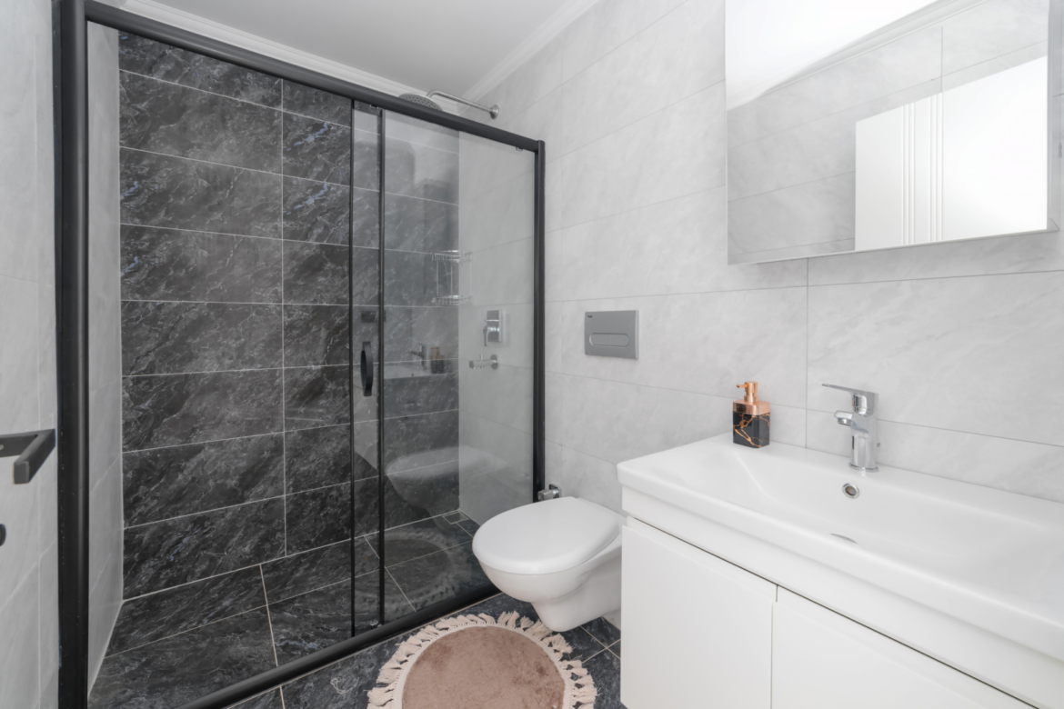 En-suite bathroom with shower in a 3-room apartment in Mahmutlar