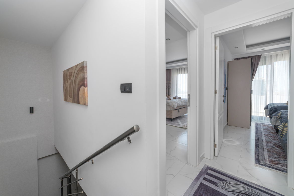 Hallway on the upper floor of a 3-room apartment in Mahmutlar