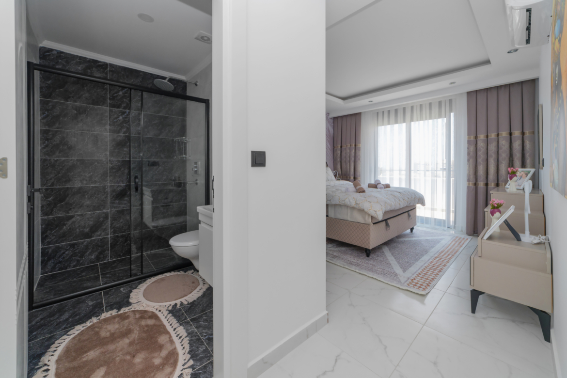 Bedroom with en-suite bathroom in a 3-room apartment in Mahmutlar