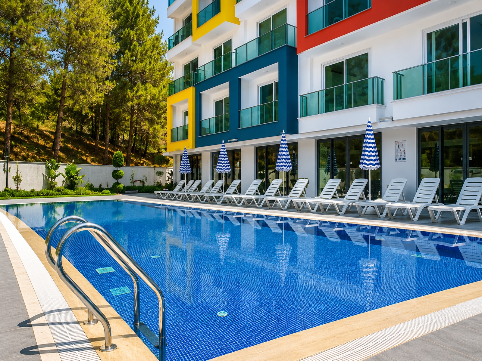 Outdoor pool of the 4-room maisonette apartment in Avsallar near İncekum